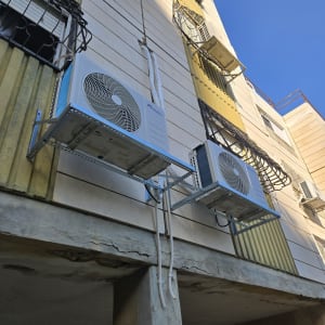 יחידות מיזוג אוויר מותקנות על קיר חיצוני של בניין
