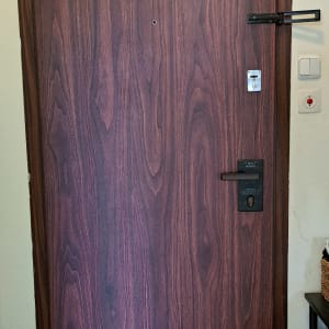 דלת עץ עם ציפוי דמוי עץ, מנעול ובריח