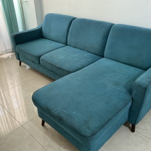 ספה כחולה בחדר עם רצפת קרמיקה