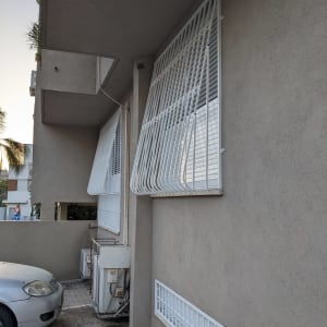 סורגים לבנים על חלונות בניין