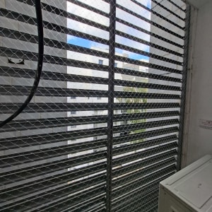 רשת למניעת כניסת יונים על חלון