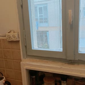 חלון זכוכית עם תבלינים על מדף מתחת