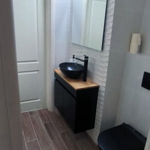 חדר אמבטיה עם כיור שחור וברז מודרני