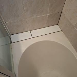 חדר אמבטיה עם אריחים ותיקון פינה