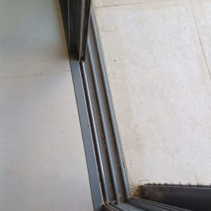 מסגרת אלומיניום לדלת הזזה על רצפה