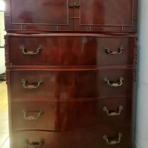 שידה מעץ כהה עם ידיות מתכת מעוצבות