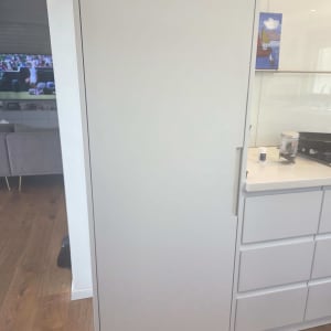 ארון מטבח לבן עם מגירות במטבח מודרני