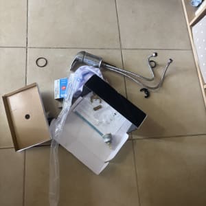 ברז וכלים נלווים על רצפה, אריזות פתוחות
