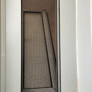 מסגרת חלון עם רשת נגד יתושים