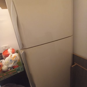 מקרר עם שקיות וארגזים לידו