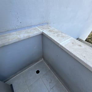 מרפסת עם ריצוף ואיטום בפינה