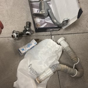 ברזים וצינורות על רצפה, כלים לעבודת אינסטלציה