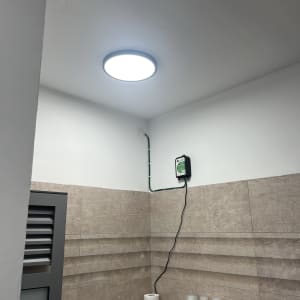 מנורה עגולה בתקרה עם חוט חשמל מחובר