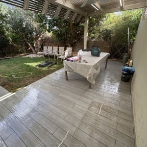 רצפה רטובה ונקייה עם שולחן וכלי עבודה