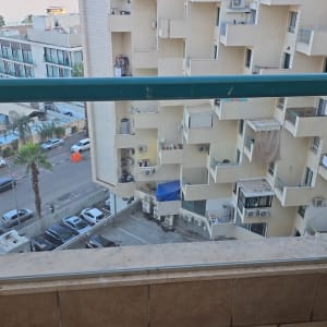 מעקה זכוכית עם מסגרת מתכת במרפסת