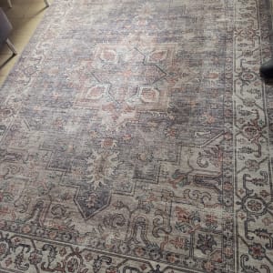 שטיח מעוצב עם דוגמאות פרחוניות על רצפה