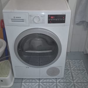 מייבש כביסה בוש בחדר כביסה עם רצפה מעוצבת