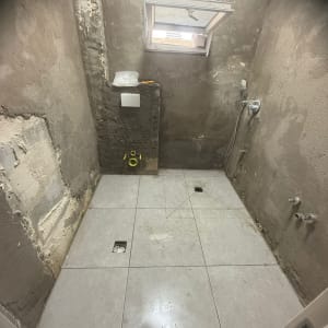 חדר שיפוצים עם קירות חשופים וריצוף חדש