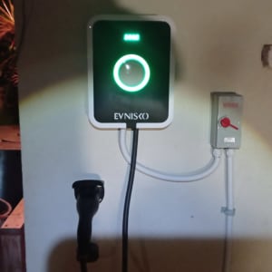 מטען חשמלי לרכב מותקן על קיר עם כבל