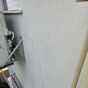 קיר חיצוני עם סדק ליד מזגן מותקן