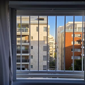 חלון עם סורגים המשקיף על בניינים