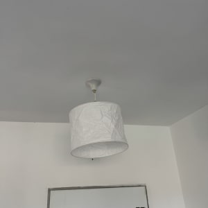 מנורה תלויה מהתקרה בחדר לבן