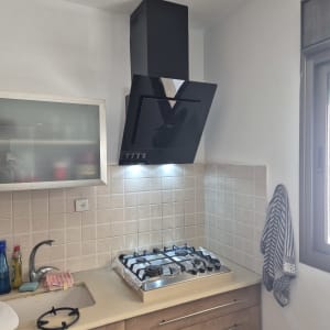 מטבח עם כיריים וקולט אדים מותקן