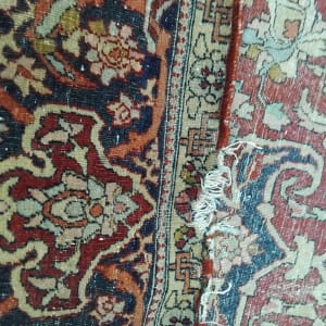 שטיח עם דוגמה פרחונית וצבעים שונים