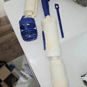 חלקי אינסטלציה וכלים על משטח עבודה