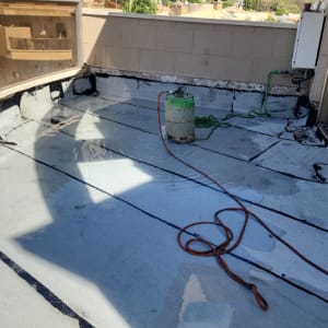 גג עם יריעות איטום, בלון גז וצינור ירוק