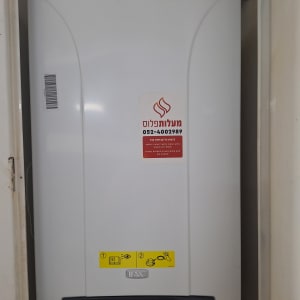 דוד חימום גז עם מדבקה של חברת שירות