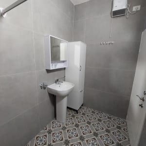 חדר אמבטיה עם כיור, ארון ומראה