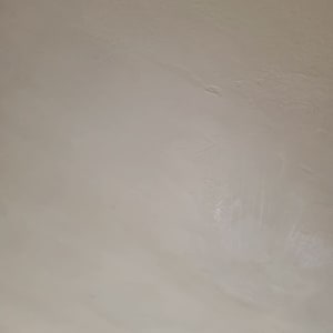 תקרה עם סימני תיקון או צביעה