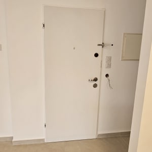 דלת לבנה עם מנעול ובריחים