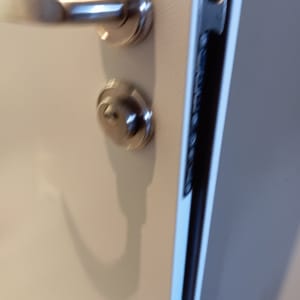 ידית ודלת עם מנעול פתוח