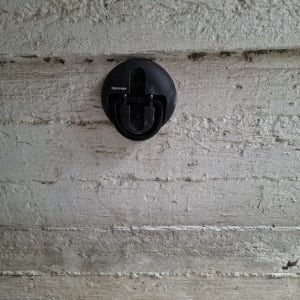 מתקן תלייה על קיר בטון