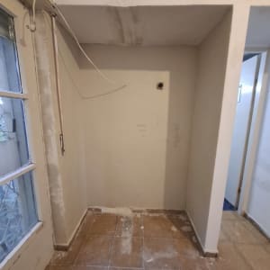 חדר עם קירות צבועים ורצפה מרוצפת