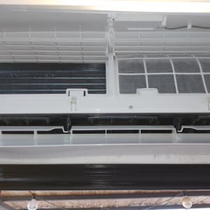 חלק פנימי של מזגן עם מסננים פתוחים