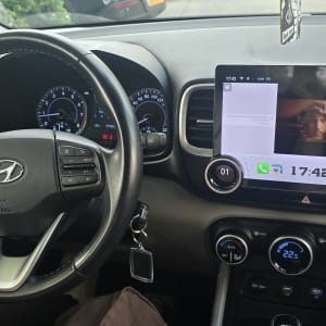 תמונה של פנים רכב עם הגה ומסך מולטימדיה