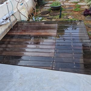 דק עץ בגינה עם שביל אבנים