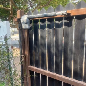 שער חשמלי עם מנגנון פתיחה