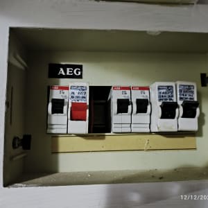 לוח חשמל עם מפסקים ומתגים