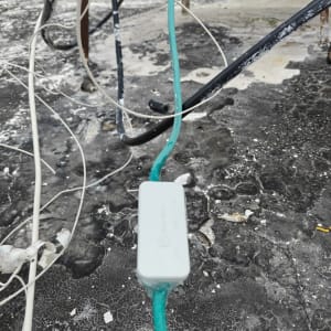 כבלים חשמליים על רצפה עם חיבורים