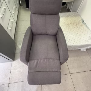 כורסה אפורה במטבח עם ריצוף קרמיקה