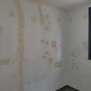 קיר עם תיקוני שפכטל לפני צביעה