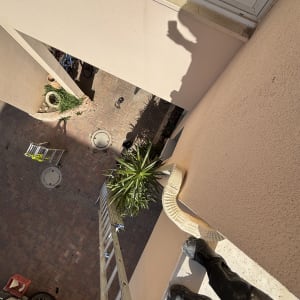 אדם עומד על סולם ליד גג