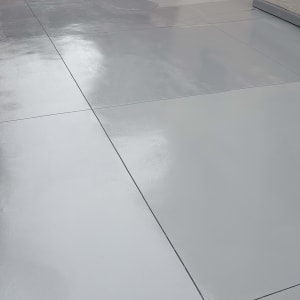 רצפת בטון אפורה לאחר שיפוץ או צביעה