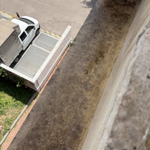 מרפסת מלוכלכת עם לכלוך ואבק