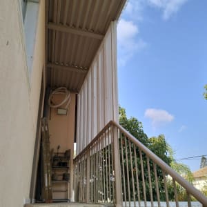 סולם עץ ליד מדף עם עציצים קטנים