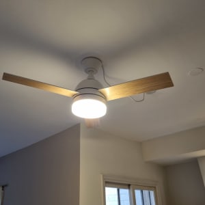 מאוורר תקרה עם תאורה דולקת